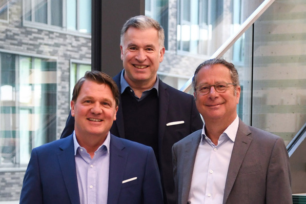  Thomas Schuhmann (links) ist neuer Division Manager Living Environment Systems. Dror Peled (rechts) stärkt das Management-Team weiterhin als Deputy Division Manager. Erweitert wird das Management-Team von Mitsubishi Electric, Living Environment Systems durch Gerd Hofer (Mitte) als neuem, weiteren Deputy Division Manager.