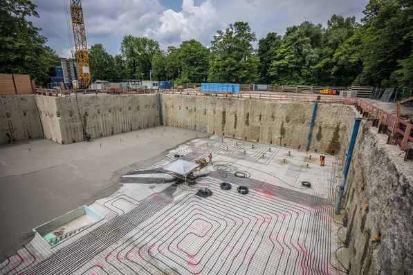  Bild 1 Geothermie einmal anders: 3000 m2  Mixed-in-Place-Wände (MIP) mit 84 thermisch aktivierten MIP-Trägern und eine 2500 m2  große thermisch aktivierte Bodenplatte bilden die Wärmequelle für die Wärme- und Kälteversorgung (100 kW) eines Bürogebäudes im Lodenfrey Park in München-Schwabing.