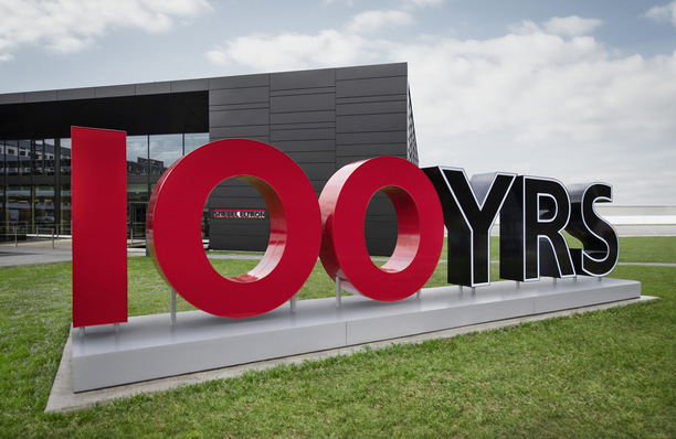  100-Jahre-Logo vor dem Energy Campus von Stiebel Eltron.