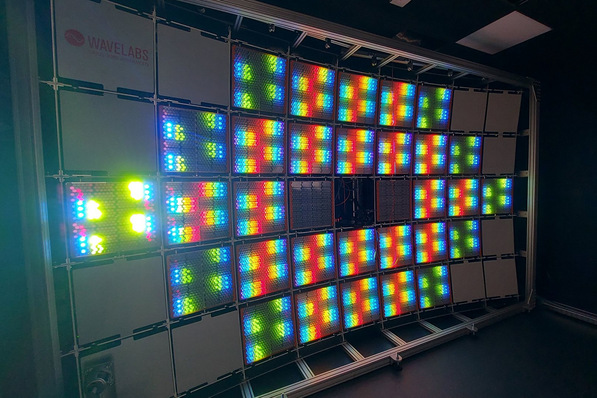  Der LED-Sonnensimulator kann Module bis zu einer Größe von 140 cm x 240 cm beleuchten. Seine 26 verschiedenfarbigen LEDs decken vom UV-Licht bis zum nahen Infrarotlicht den gesamten Bereich ab in dem Solarmodule empfindlich sind.