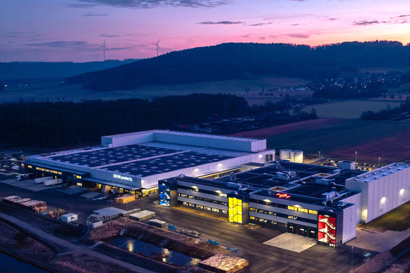  DEHN setzt sich seit Jahren intensiv mit Nachhaltigkeit auseinander, was sich auch in der Architektur der Gebäude widerspiegelt - zum Beispiel durch Solarenergie, Gründach, Temperierung mittels Betonkernaktivierung.