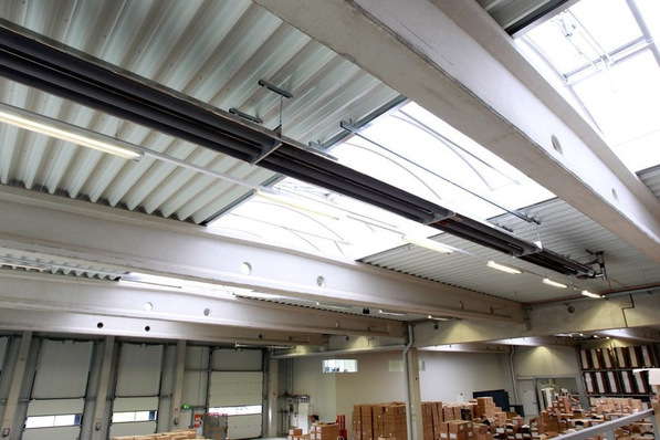 Bild 1 Doppelrohrstrahler in einem Paketzentrum.