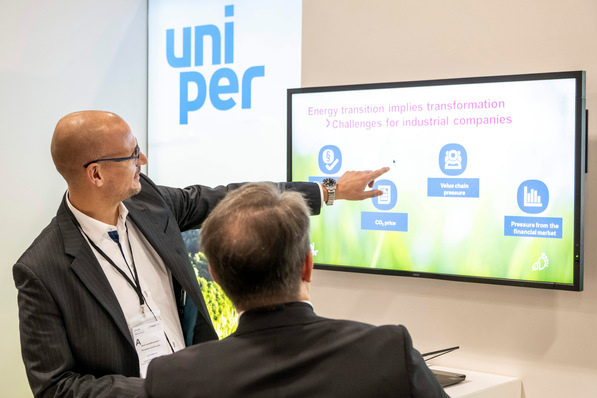  23.11.2023, HEATEXPO 2023, Halle 4, Uniper Energy Sales GmbH, Gesprächsszene, Besucher
23.11.2023, HEATEXPO 2023, Halle 4, Uniper Energy Sales GmbH, Gesprächsszene, Besucher,