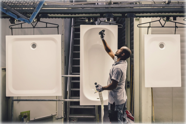 Die Endkontrolle ist ein typischer Arbeitsplatz, der Staus verursachen kann: Werden hier sehr viele Werkstücke für Nacharbeiten aussortiert, geraten die Arbeitsplätze für die Nachbearbeitung unter Stress – mit Hilfe des KI-Assistenzsystems lässt sich das vermeiden.