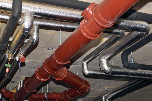 Bild 1 Kein Bauherr würde auf bei einer gemeinsamen Abnahme an mehr als einem Alu-Grobkornbogen die Ausstopfung mit einem dann bleibenden „Eindrücktest“ überprüfen. Auch bei einer Ummantelung mit Formteilen aus PVC-Folie ist er keine geeignete Methode, die Qualität der ausgeführten Dämmung zu überprüfen.