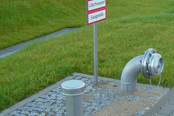 Bild 1 Entnahmestelle gemäß DIN 14230 für unterirdische Mall-Löschwasserbehälter. Die Konstruktion erlaubt je nach Überdeckung Pkw- oder Lkw-Belastung.