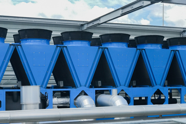 Rückkühler-Kälteanlage und Wärmepumpe mit Rohrleitung einer Klimaanlage für ein Rechenzentrum