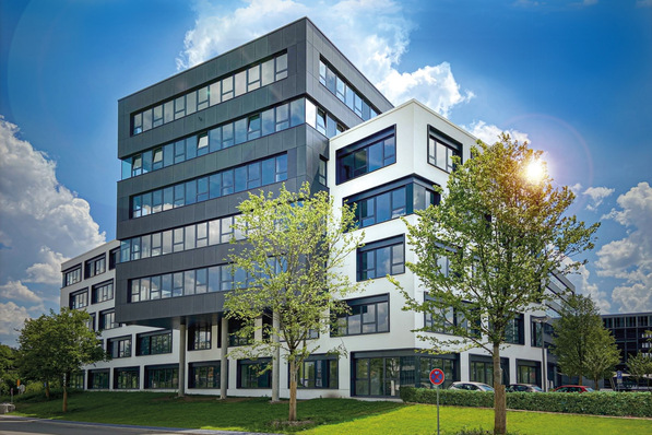 Bild 1 Der Business Campus München : Unterschleißheim bietet attraktive Gewerbeflächen, bei deren Ausstattung der Betreiber DV Immobilien Gruppe die Mieter unterstützt.