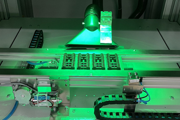 Mit der neuen Laserzelle können die Klemmen auf sieben unbeschriftete Basisklemmen reduziert werden, die der neue Laser direkt auf den Leiterplatten in Rekordzeit und in nur einem Vorgang beschriftet.