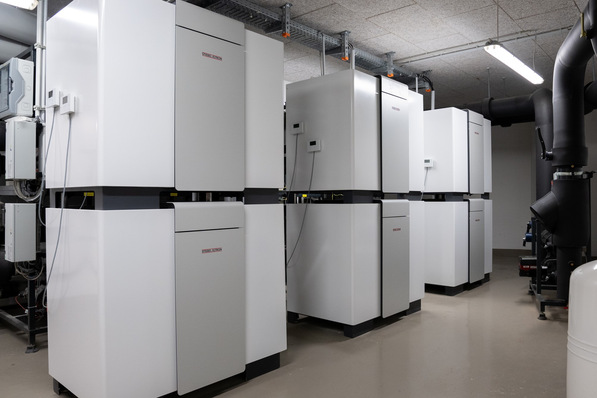 Die sechs Sole/Wasser-Wärmepumpen stellen fast 400 kW Heizleistung zur Verfügung. Als Wärmequelle dient die Abwärme der öffentlichen Abwasser-Druckleitung, die in der angrenzenden Straße verläuft.