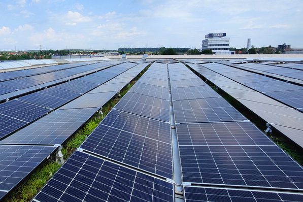 Nachhaltige Flächennutzung: Am Hauptstandort in Leonberg hat Geze auf mehreren Dächern Photovoltaik-Anlagen installiert.
