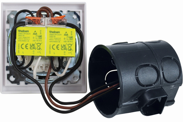 Theben: Die Dimax-Dimmer sind so kompakt, dass sogar zwei in einer Schalterdose Platz finden.