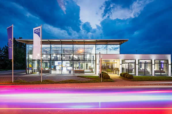 Hüppe Markenzentrum Süd: Im bayrischen Bad Wörishofen eröffnet Duschplatzspezialist Hüppe bis zum Jahresende einen attraktiven Anlaufpunkt für Fachkunden aus Süddeutschland. Er ist zugleich Sitz der neu gegründeten Hüppe Deutschland GmbH.