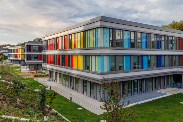 Bild 1 Das Kinderzentrum Bethel in Bielefeld setzt auf eine kindgerechte und angstreduzierende Außen- und Innenarchitektur.