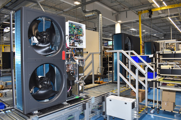 Produktionslinie für die Luft/Wasser-Wärmepumpe Big Aquarea M im Panasonic-Produktionswerk in Pilsen.