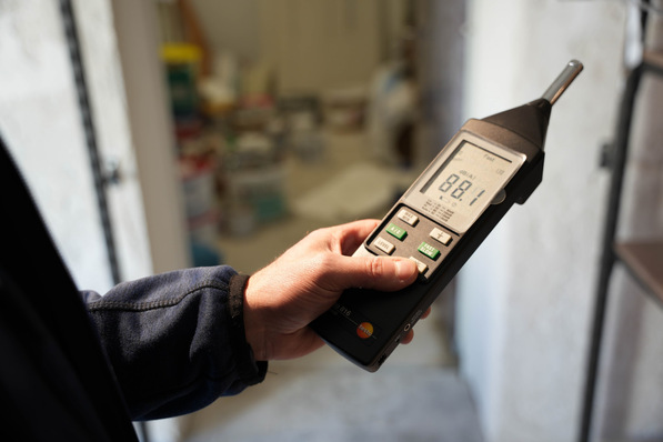 Bild 1 Schallpegelmessung bei einer Alarmierungsanlage zur Überprüfung des Alarmschallpegels. Ältere Anlagen zeigen häufig Mängel, die dazu führen können, dass der Warnton im Brandfall nicht ausreichend wahrgenommen wird.