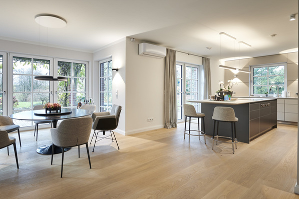 Bild 1 In großen Räumen mit gemischter Nutzung kontinuierlich die optimale Luftqualität sicherzustellen, ist eine Herausforderung. Mit der Einzelraumregelung RAV-Control lässt sie sich einfach und mit geringeren Betriebskosten lösen.