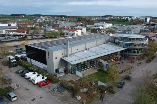 Bild 1 Etwa die Hälfte des pro Jahr im Cineplex Vilsbiburg verbrauchten Stroms stellt die Photovoltaik-Anlage auf dem Dach und an der Fassade bereit.