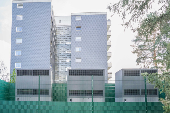 Luft/Wasser-Wärmepumpen-Kaskade für ein Hochhaus aus den 1960er-Jahren.