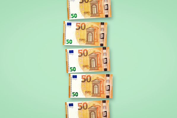 Alt-Text: „Symbolische Darstellung der Investition in digitale Gebäudetechnik und intelligente Energiemanagementlösungen“. - © janvier – stock.adobe.com