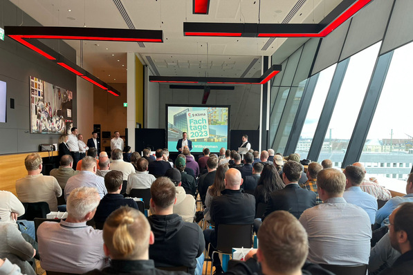 Alt-Text: „Teilnehmer einer Konferenz zum Thema Digitalisierung der Gebäudetechnik mit Fokus auf innovative Lösungen für intelligente Energiemanagementsysteme und Smart Building Technologien. - © S-Klima
