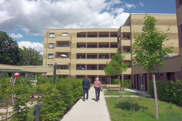 Bild 1 Blockrandbebauung der EWG mit 39 Wohnungen, fertiggestellt 2022. Für das Objekt wurde ein zweites Leitungsnetz installiert, das die Sammlung von Grauwasser und die Nutzung von Betriebs- und Regenwasser ermöglicht.