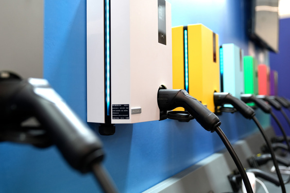 Bild 1 Bidirektionales Laden bietet große Chancen. Sogar die Fahrzeug-Akkus würden profitieren.