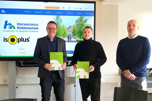 Treffen zur Digitalisierung in der Gebäudetechnik: Drei Fachleute der Hochschule Nordhausen analysieren Strategien zur Elektrifizierung von Gebäudesystemen, ausgestattet mit themenspezifischen Informationsmaterialien. - © Nadine Kathrin Luschnat