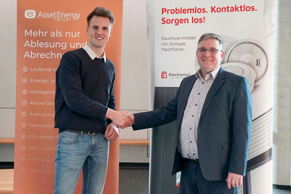 Lars Klocke (li) von Asset Energy und Rainer Eisenach von Ei Electronics besiegeln ihre Partnerschaft für die digitale Prozessoptimierung über AssetWork.