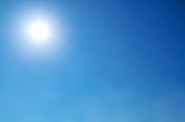 Gerne! Hier ist ein optimierter, themenrelevanter Alt-Text für das beschriebene Bild auf tga-fachplaner.de: Optimierter Alt-Text: „Symbolische Darstellung erneuerbarer Energie: strahlende Sonne am klaren Himmel als Quelle für Photovoltaikanlagen und nachhaltige Stromerzeugung in modernen Gebäudetechnik-Projekten.“ Möchtest du weitere Varianten anpassen oder je nach konkretem Themenbezug des Artikels?. - © eNJoy Istyle – stock.adobe.com