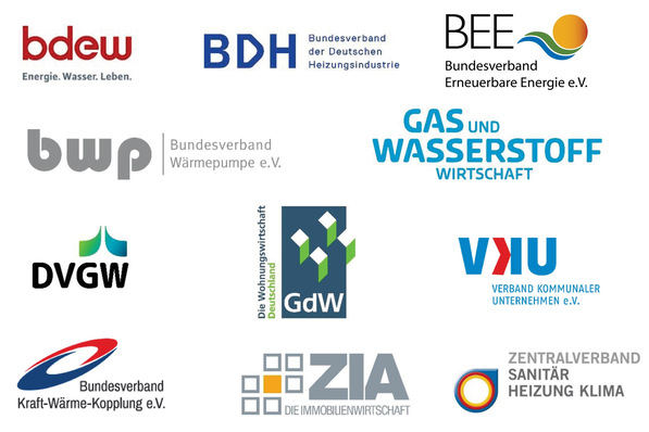 Gerne! Bei der Erstellung eines optimierten Alt-Textes für das spezifizierte Bild ist es wichtig, auf den Kontext der Inhalte und die Zielgruppe einzugehen. Hier ist ein Vorschlag: „Logos führender deutscher Energie- und Industrieverbände, die Innovationen in den Bereichen Digitalisierung, Elektrifizierung von Gebäudesystemen und Smart Building Technologien fördern.“ Dieser Alt-Text unterstreicht die Relevanz der Verbände für die thematischen Schwerpunkte des Fachverlags und spricht die Bedürfnisse sowie das Fachwissen der Zielgruppe an. - © Verbände der abgebildeten Logos