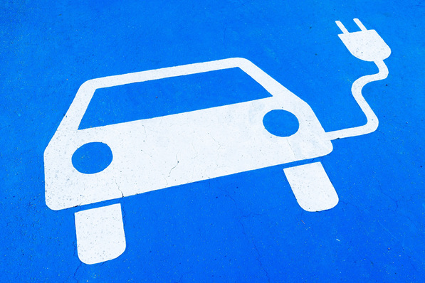 „Darstellung eines Elektrofahrzeug-Ladeplatzes als Symbol für nachhaltige Mobilität und Integration in moderne Gebäudetechnik-Konzepte. - © Robert Poorten – stock.adobe.com