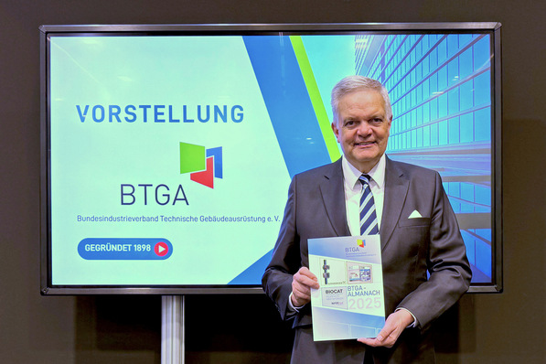 BTGA-Präsident Bernhard Dürheimer stellt den druckfrischen BTGA-Almanach auf der ISH 2025 in Frankfurt am Main vor.
