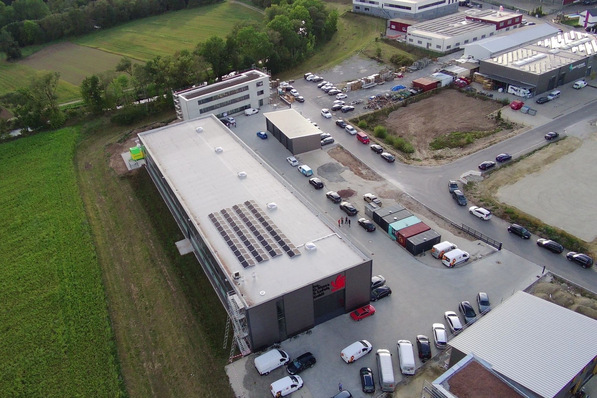 Bild 1 Betriebsgelände der Ing. G. Werr & S. Ludwig GmbH im Gewerbegebiet Niederwiesen der Stadt Bräunlingen. Das Regenwasser der drei Dachflächen wird im Regenspeicher gesammelt und genutzt, der Überlauf unterirdisch versickert.