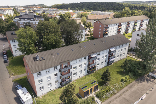 Bild 1 Ein Mehrfamilienhaus (Baujahr 1964) der SWSG mit 24 Wohneinheiten wird künftig mit einem Energiemodul mit Luft/Wasser-Wärmepumpen beheizt.