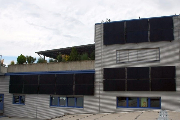 Consolar: An einer Fassade installierte Solink-PVT-Kollektoren.