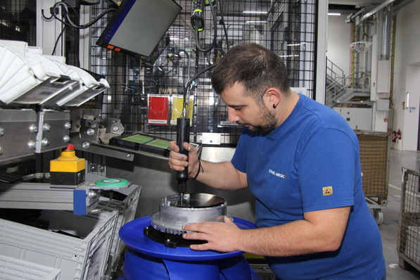 Ilias Fotiadis montiert bei Ziehl-Abegg in Kupferzell einen Axialventilator.