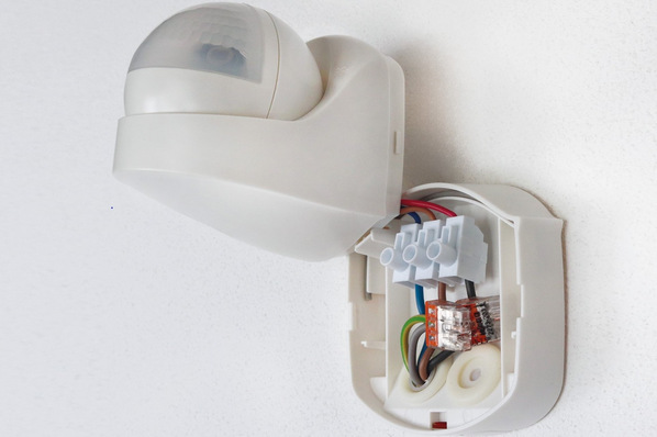 Theben: Außenmelder Pira TO mit Stecksockel.