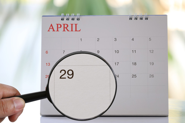 Hier ist ein optimierter Alt-Text für das genannte Bild, zugeschnitten auf die Zielgruppe und den thematischen Kontext: Alt-Text: „Eine Hand hält eine Lupe über den 29. April auf einem Tischkalender – Symbolbild für wichtige Stichtage in der Digitalisierung der Gebäudetechnik, beispielsweise zur Einführung neuer gesetzlicher Vorgaben oder Projektmeilensteine im Bereich Smart Building und Energiemanagement.“ Hinweis: Der Alt-Text ist so formuliert, dass er nicht nur das Bild beschreibt, sondern dessen Bezug zur Planungspraxis sowie zu relevanten Kalenderthemen der TGA-/Gebäudetechnik-Branche betont. - © meepoohyaphoto – stock.adobe.com