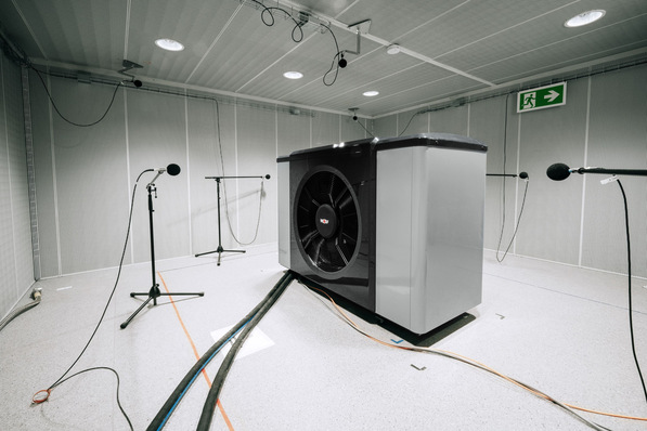 Bild 1 Im Schalllabor von Wolf. Schallleistungsmessungen erfolgen nach ISO 3744 über das Hüllflächenverfahren mit mindestens 9 Mikrofonen.
