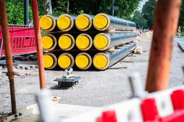 Gerne, hier ist ein optimierter, themenrelevanter Alt-Text für die beschriebene Zielgruppe und das Fachportal: „Stapellagerung großformatiger Kunststoffrohre für Nahwärmeversorgung auf einer Baustelle; im Kontext moderner Gebäudetechnik und digitalisierter TGA-Planung zur effizienten Energieverteilung.“ Falls der Fokus stärker auf Elektrifizierung oder Integration intelligenter Systeme liegen soll, lässt sich der Text anpassen. Bitte gib mir gern Bescheid!. - © Robert Poorten – stock.adobe.com