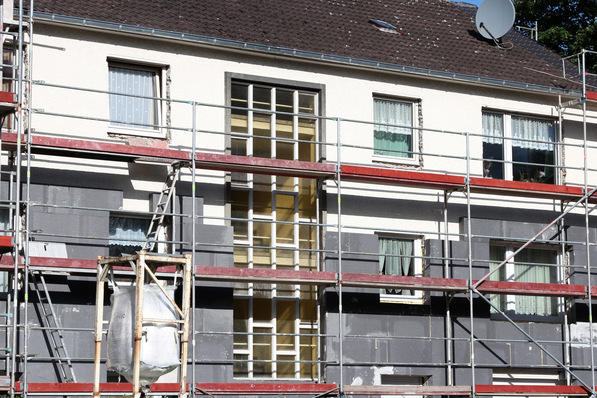 Gerne! Hier ist ein optimierter, barrierefreier und themenrelevanter Alt-Text für das genannte Bild, zugeschnitten auf die Fachzielgruppe und Inhalte der Seite: Alt-Text-Vorschlag: „Mehrgeschossiges Bestandsgebäude mit Baugerüst, sichtbar installierten Photovoltaikmodulen, smarten Fensterlösungen und digitaler Gebäudetechnik; Umsetzung moderner Energieversorgung und Digitalisierungslösungen in der Gebäudesanierung.“ Falls genaue Details (z.B. besondere Komponenten auf dem Foto) bekannt sind, kann ich gern noch spezifischer formulieren!. - © Björn Wylezich – stock.adobe.com