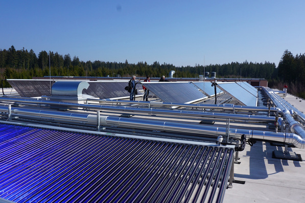 Die Rothaus-Brauerei in Grafenhausen im Schwarzwald setzt schon seit 2018 Sonnenwärme in der Bierproduktion ein: für eine Flaschenwaschanlage und einen Brauwassertank.