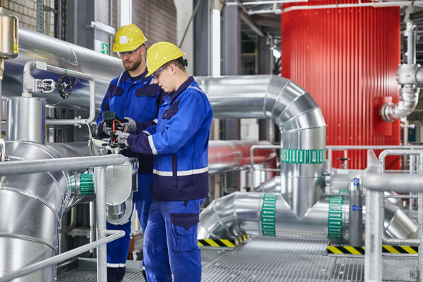 Die Power-to-Heat-Anlage „Karoline“ nutzt künftig „amtlich“ überschüssigen Strom zur direktelektrischen Wärmeerzeugung (in dem roten Elektro-Heizkessel).