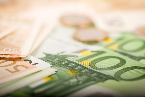 Optimierter, themenrelevanter Alt-Text: „Nahaufnahme von Euro-Banknoten und Münzen vor einem Bauplan; Symbolbild für Investition und Finanzierung bei der Digitalisierung, Elektrifizierung und energetischen Modernisierung von Gebäuden.“ Hinweis: Der neue Alt-Text verdeutlicht den inhaltlichen Bezug zur TGA-Branche und spricht die Themen Digitalisierung, Energieeffizienz sowie Investitionen im Kontext der Gebäudetechnik an – genau passend zur B2B-Zielgruppe. - © Marco Scisetti – stock.adobe.com