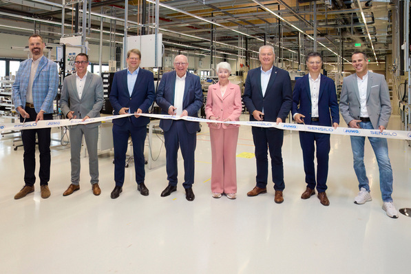 Mit der traditionellen Banddurchtrennung wurde das neue Sensilo-Werk offiziell eröffnet.