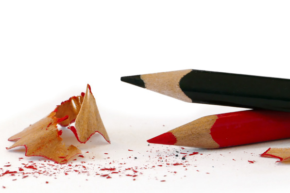 „Zwei angespitzte Bleistifte, rot und schwarz, symbolisieren die präzise Planung und Konzeption in Bleistift der Gebäudetechnik. Umgeben von Spänen auf weißem Hintergrund veranschaulichen sie den Prozess der Detaillierung und Optimierung bei der Digitalisierung von Gebäudesystemen. - © Maren Winter – stock.adobe.com