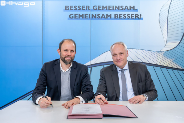 Dr. Tillmann von Schroeter, Geschäftsführer von Vaillant Deutschland und Dr. Matthias Cord, stellvertretender Vorstandsvorsitzender der Thüga Aktiengesellschaft bei der Vertragsunterzeichnung.