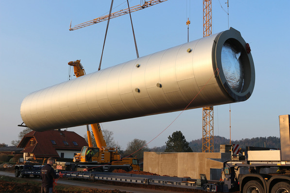 Aufbereitetes Heizungswasser aus dem Erdspeicher und anderen Wärmequellen wie Wärmepumpen und Holzbrenner erreicht im 200.000 l fassenden Pufferspeicher die nötige Vorlauftemperatur und gelangt anschließend über das Verteilungsnetz in die Haushalte.