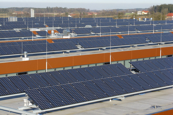 Bild 1 An den eigenen Stromverbrauch angepasste Photovoltaik-Anlagen rechnen sich für alle Unternehmensgrößen schon vor der Hälfte der typischen Nutzungszeit.